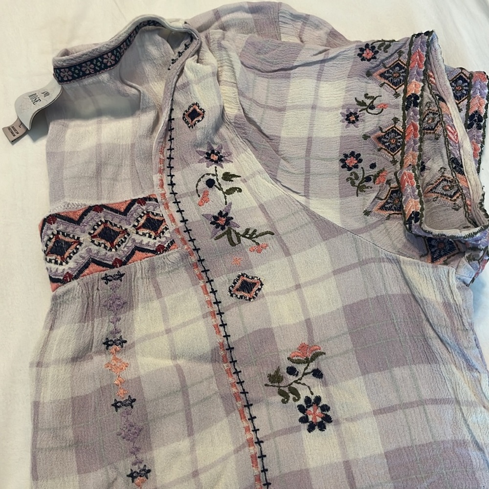 Embroidered Blouse - Picture 3 of 4